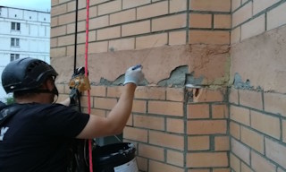 Обследование фасада здания в Урае в октябре